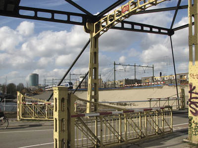 905521 Gezicht door de Jeremiebrug over de Kruisvaart te Utrecht, op de werkzaamheden voor de spoorwegverbreding ter ...